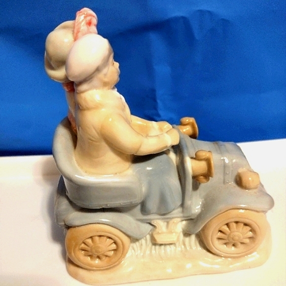Porcelain/Ceramic Couple in the car figurine - Picture 2 of 3